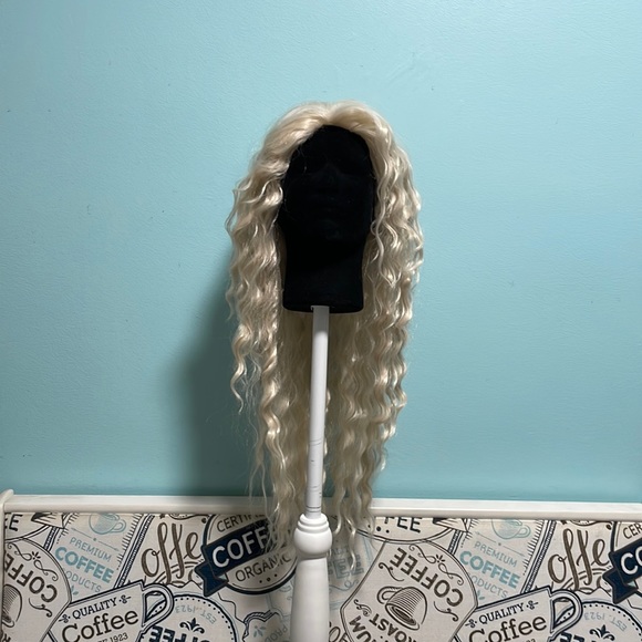 Curly synthetic blonde 24” wig - Picture 4 of 6